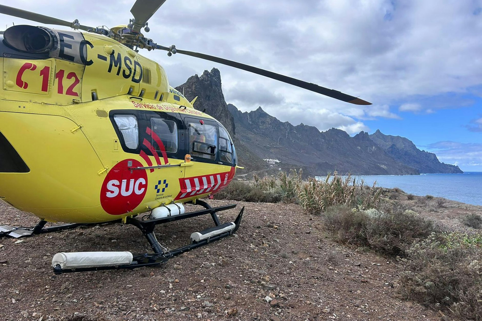 Ein Helikopter vom kanarischen Rettungsdienst (SUC) landete am Strand, wo eine Riesenwelle über Urlauber hereinbrach.