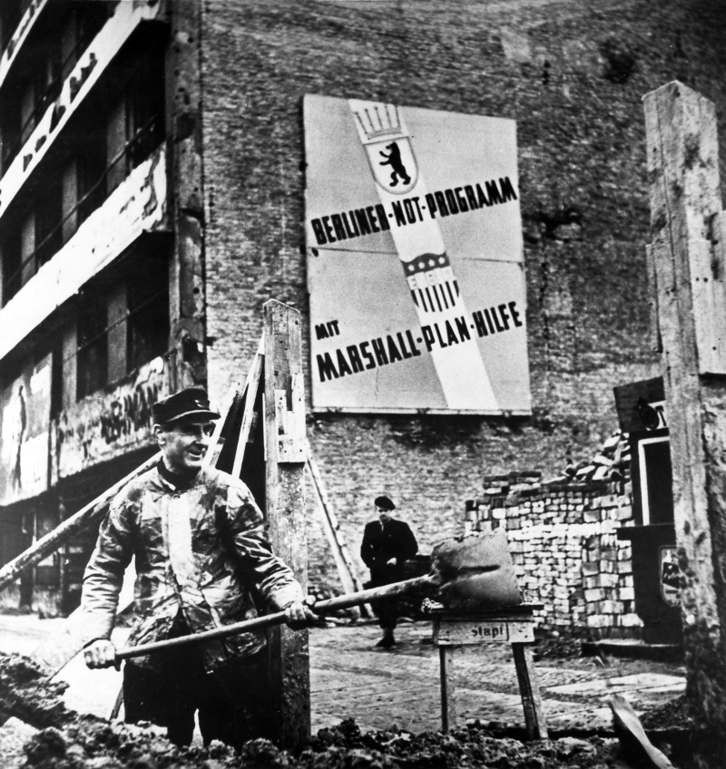Plakatwand in West-Berlin im Jahr 1949: Imagekampagne für den Marshallplan