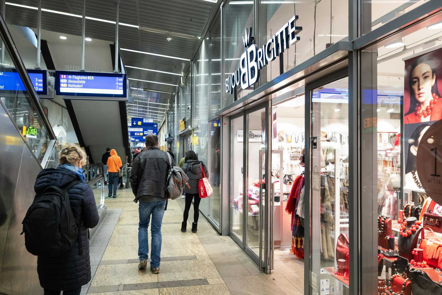 Die Geschäfte im Bahnhof Alexanderplatz müssen schließen.