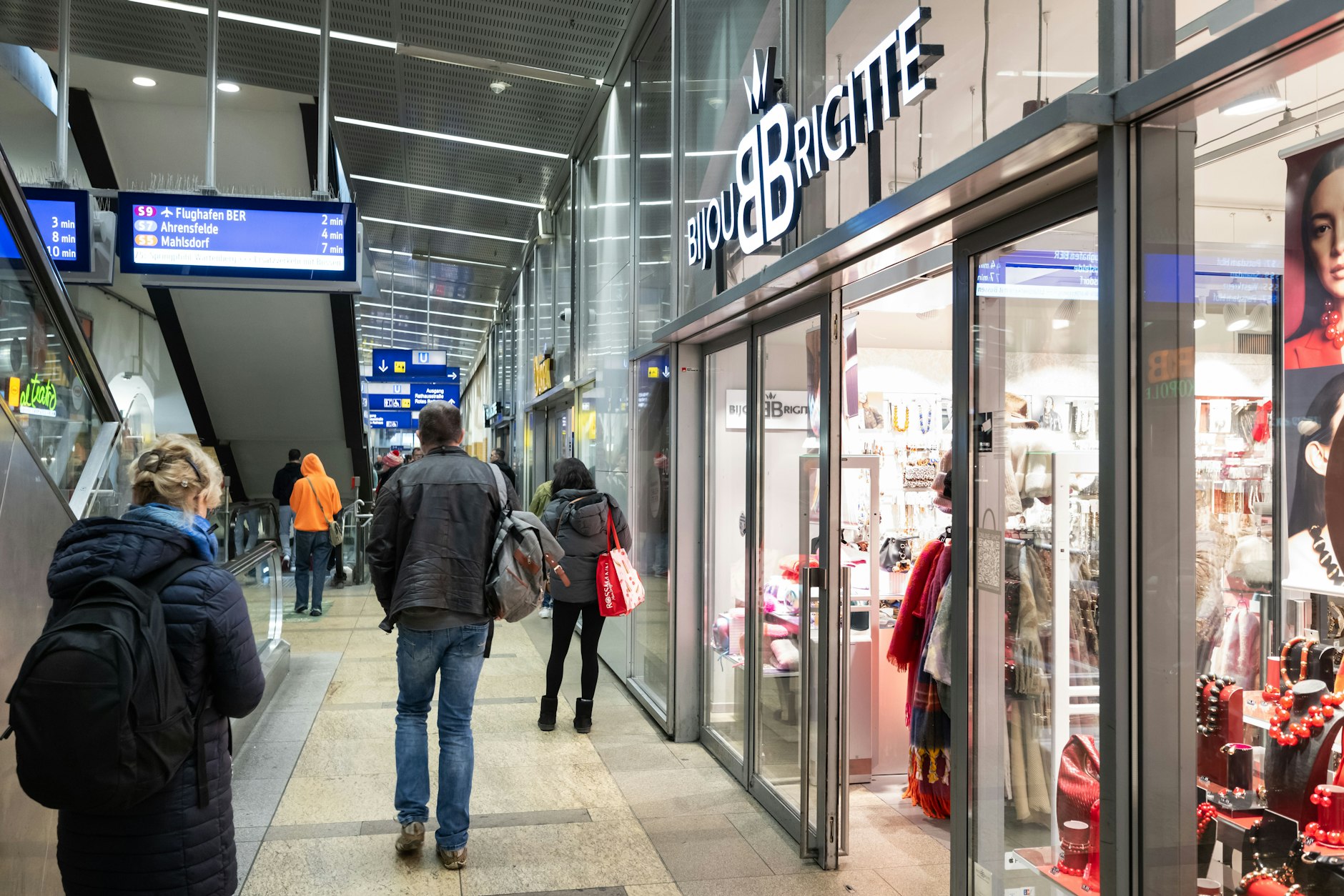 Hammer am Bahnhof Alexanderplatz: Alle Geschäfte müssen schließen!