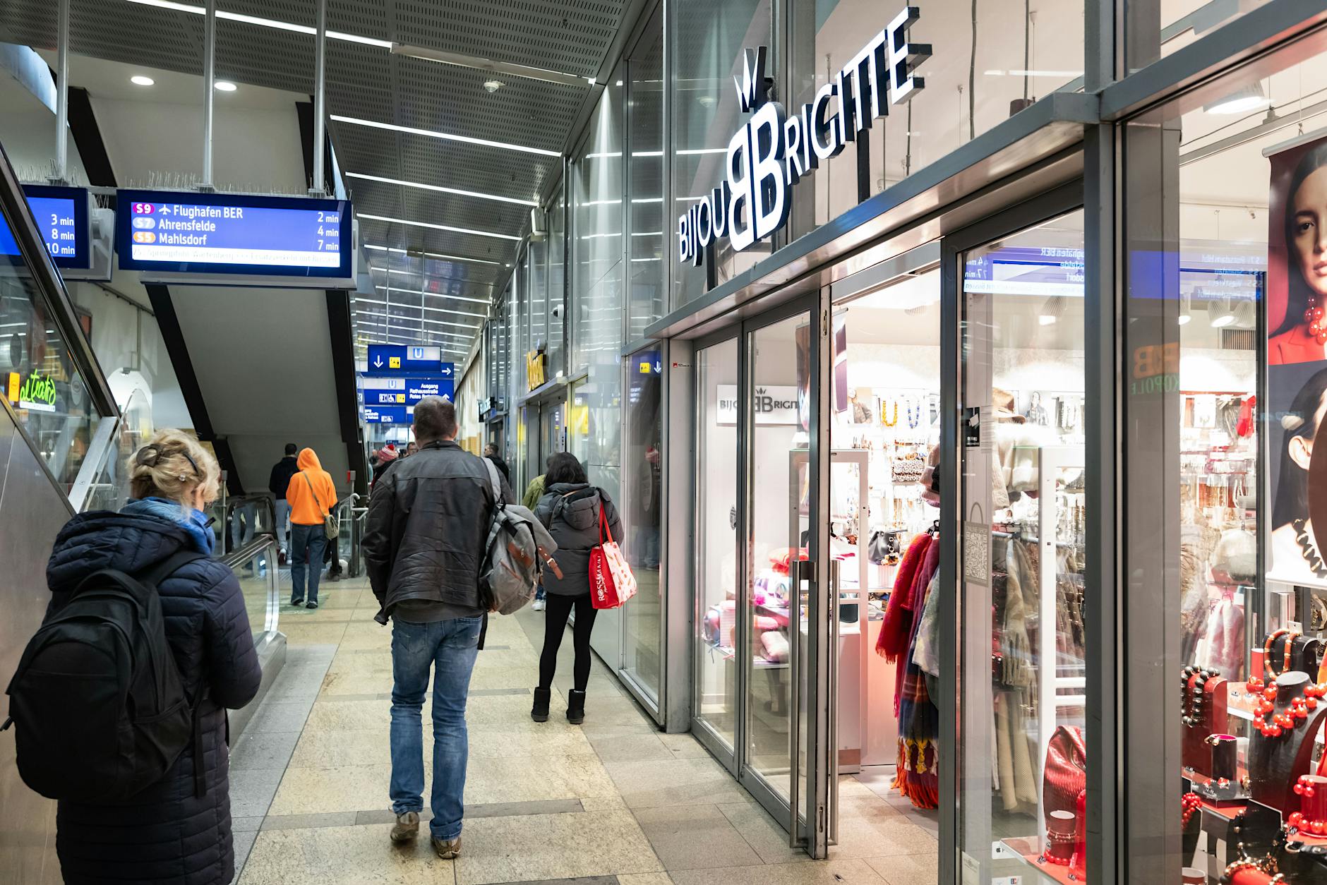Hammer am Bahnhof Alexanderplatz: Alle Geschäfte müssen schließen!
