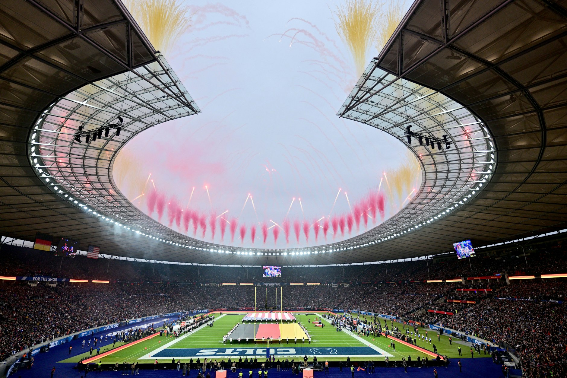 Irre Feuerwerksshow im Berliner Olympiastadion zum NFL-Spiel am Sonntag.