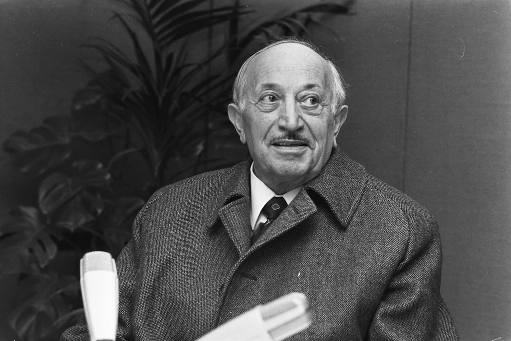 Simon Wiesenthal auf dem Flughafen in Amsterdam, 1979