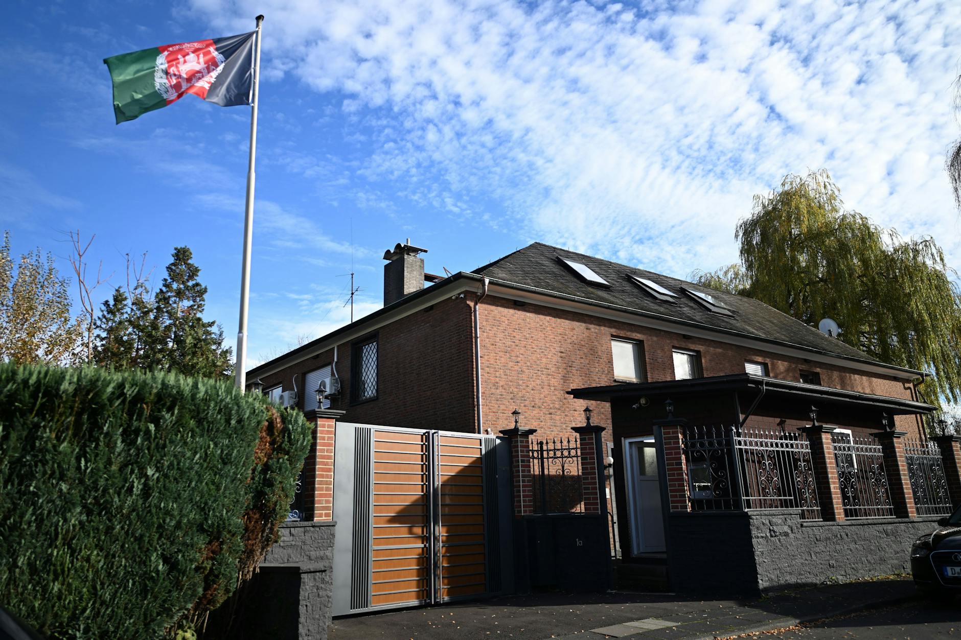 Das afghanische Generalkonsulat in Bonn nimmt laut einer Mitteilung des Außenministeriums in Kabul wieder seine Arbeit auf.