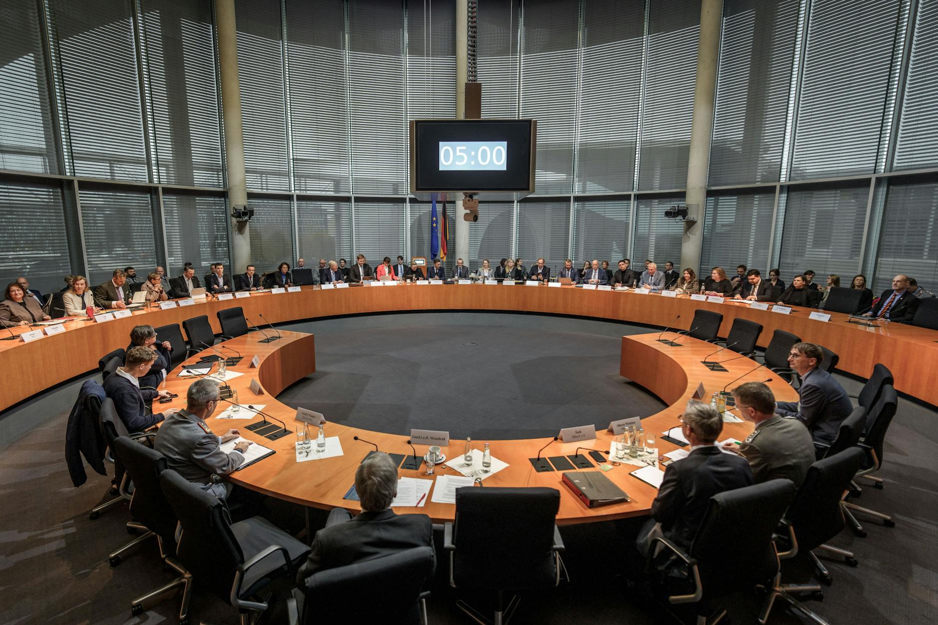 Bei der Anhörung des Verteidigungsausschusses wurde über das Wehrdienstmodernisierungsgesetz diskutiert.