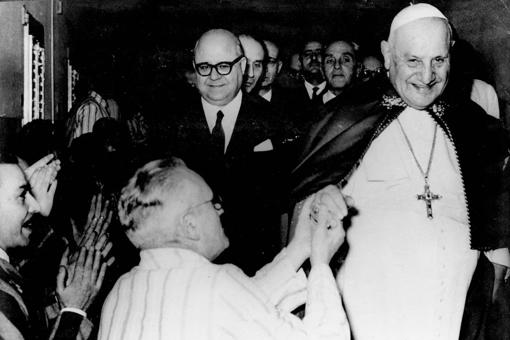 Papst Johannes XXIII. beim Besuch Gefangener im Gefängnis Regina Coeli in Rom