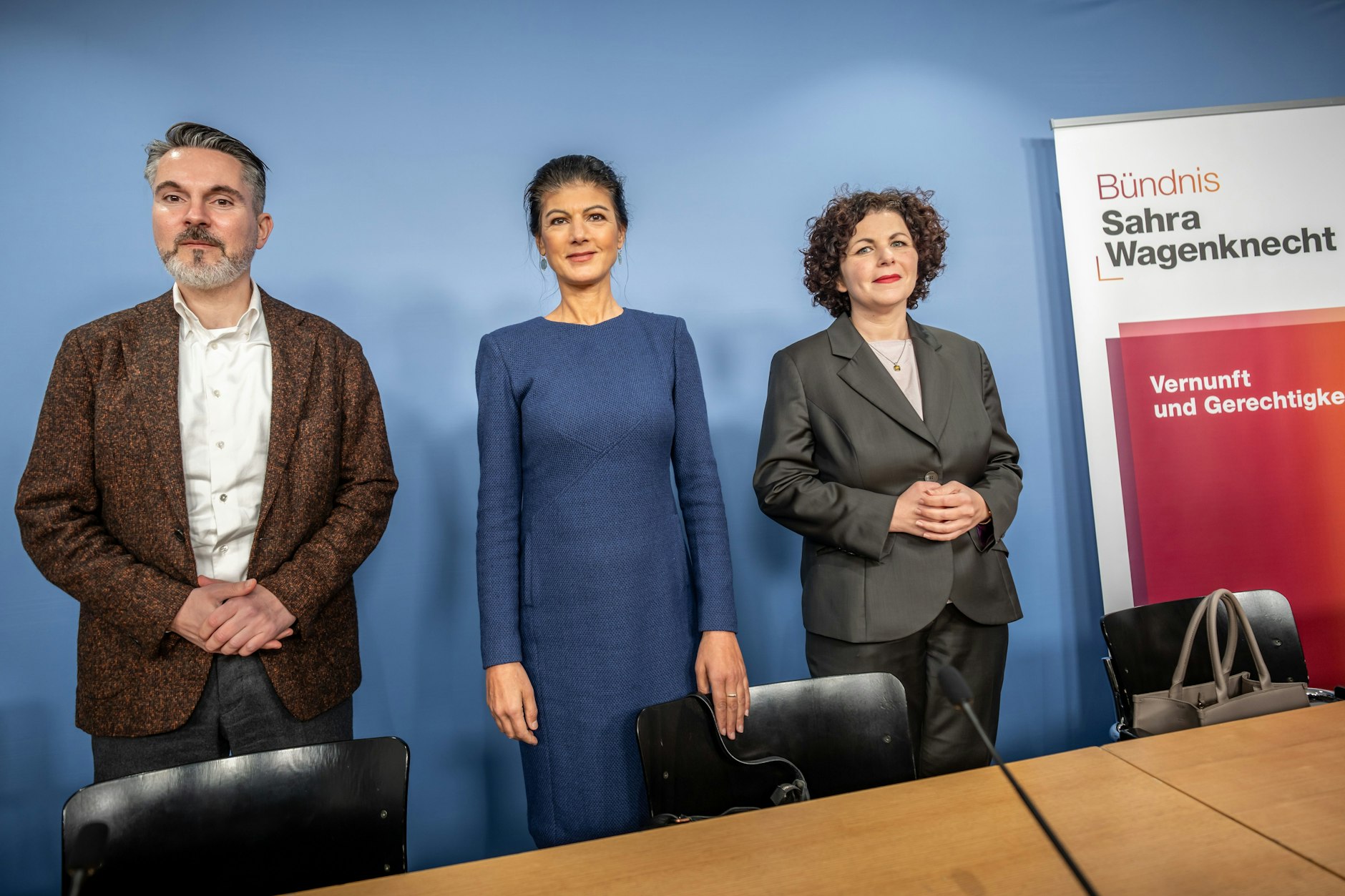 Sahra Wagenknecht zwischen Fabio De Masi (l.) und Amira Mohamad Ali bei der Pressekonferenz zur Neuaufstellung des BSW in Berlin.