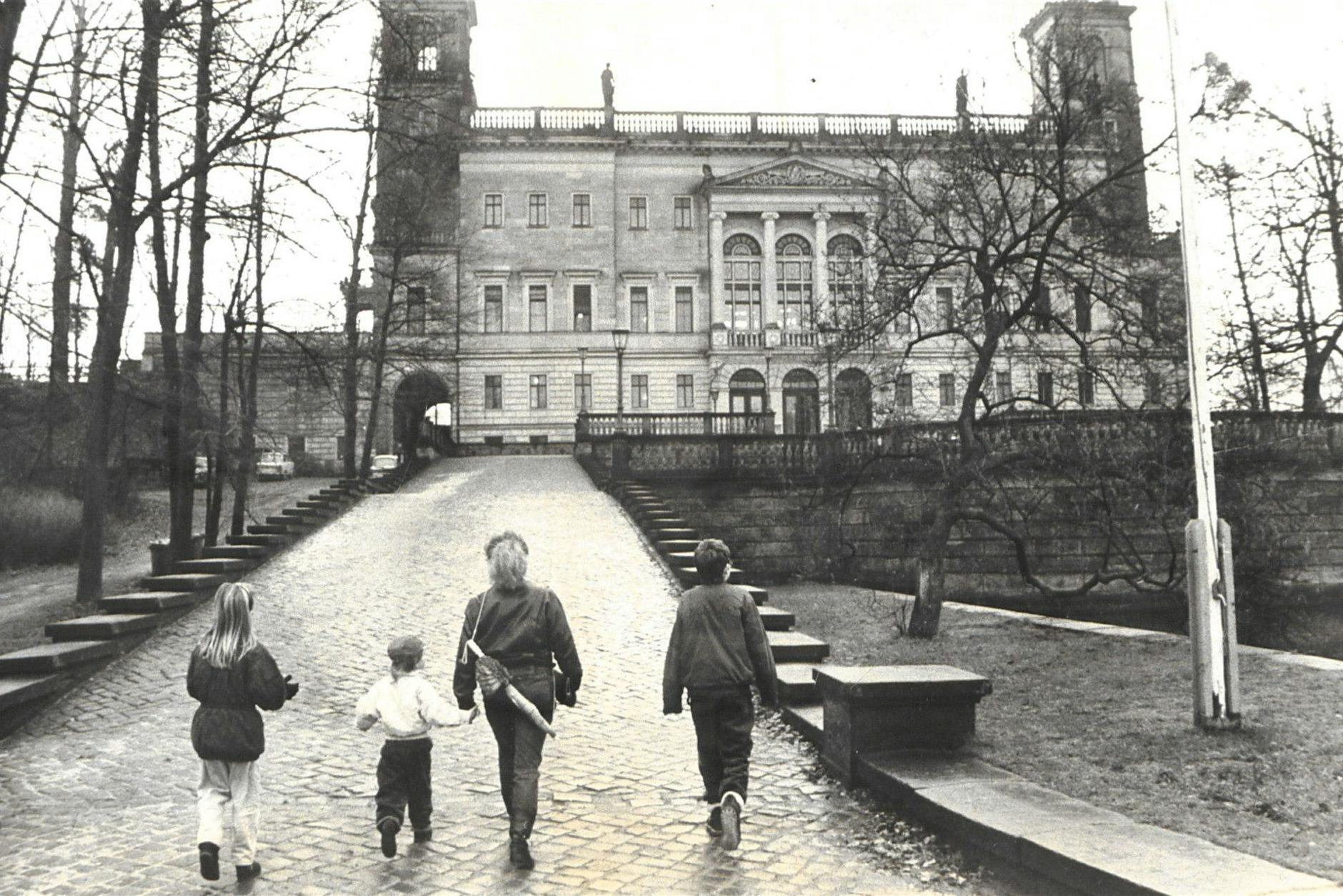 Schloss Albrechtsberg in Dresden zu DDR-Zeiten, als das Gebäude als Pionierpalast genutzt wurde.