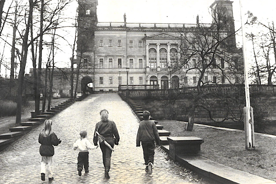 Schloss Albrechtsberg in Dresden zu DDR-Zeiten, als das Gebäude als Pionierpalast genutzt wurde.