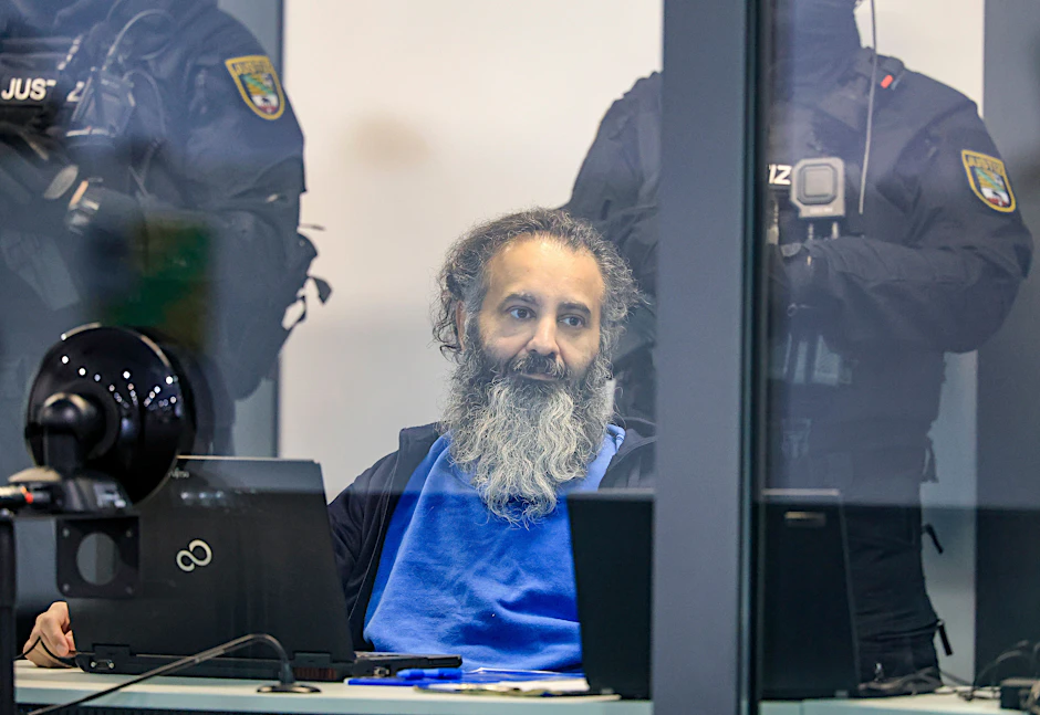 Der Angeklagte Taleb A. sitzt in einem kugelsicheren Glaskasten im Gerichtssaal im temporären Gerichtsgebäude des Landgerichts Magdeburg.