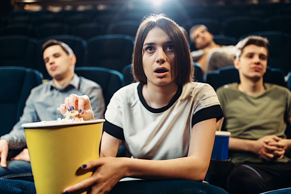 Schön stumpf im Kino futtern: Wird es wieder Zeit für Benimm-Unterricht?
