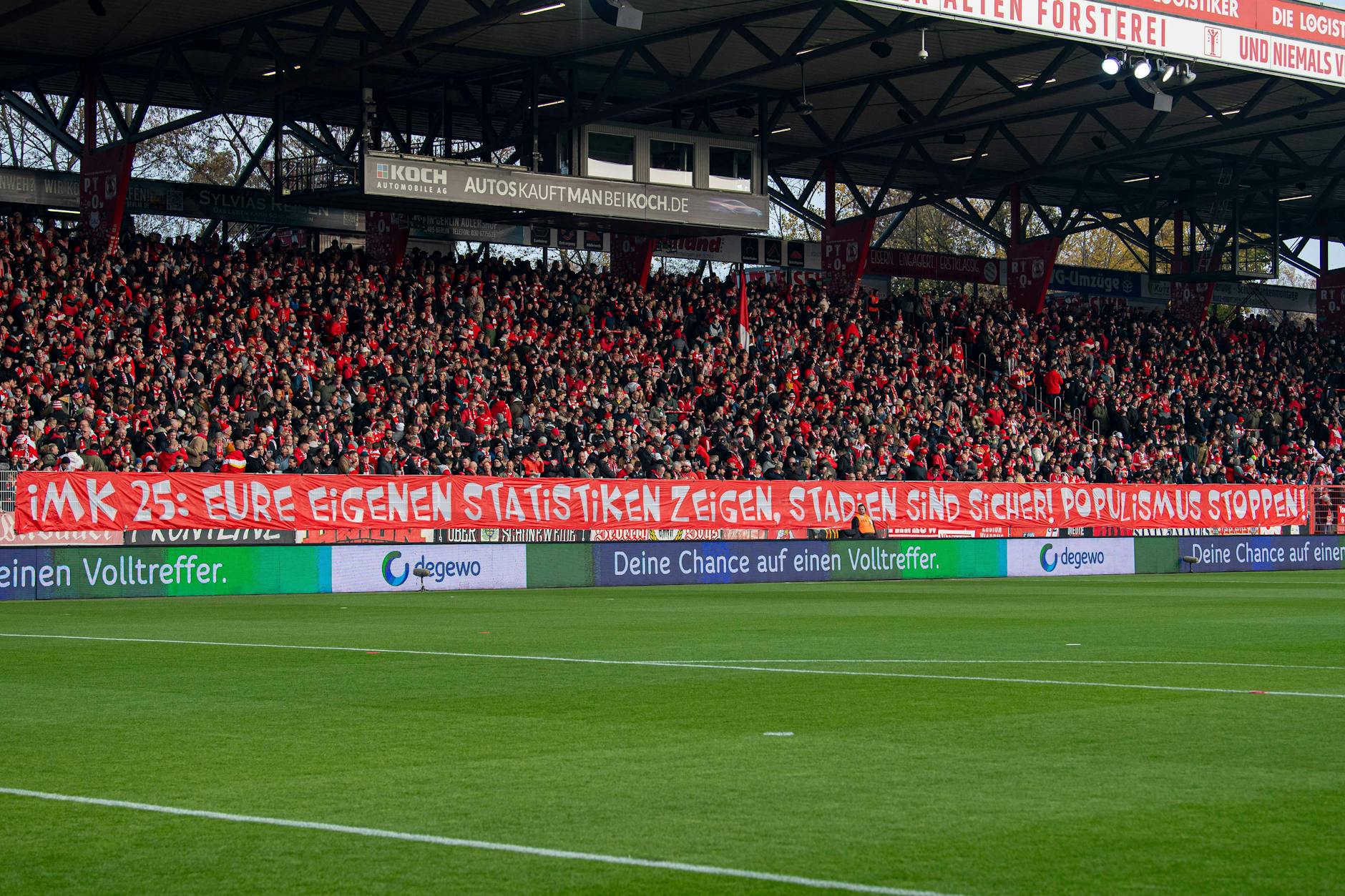 Bundesweit protestierten Fußballfans wie hier in Köpenick beim Spiel des 1. FC Union gegen den FC Bayern gegen die Pläne der Politik.