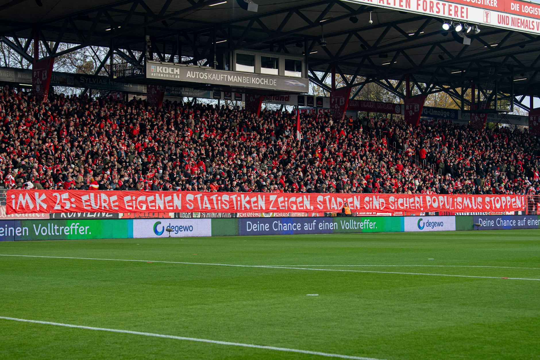 Bundesweit protestierten Fußballfans wie hier in Köpenick beim Spiel des 1. FC Union gegen den FC Bayern gegen die Pläne der Politik.