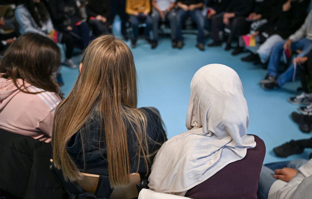 Schüler diskutieren in einem Workshop an der Friedrich-Bergius-Schule über Werte, die ihnen wichtig sind.
