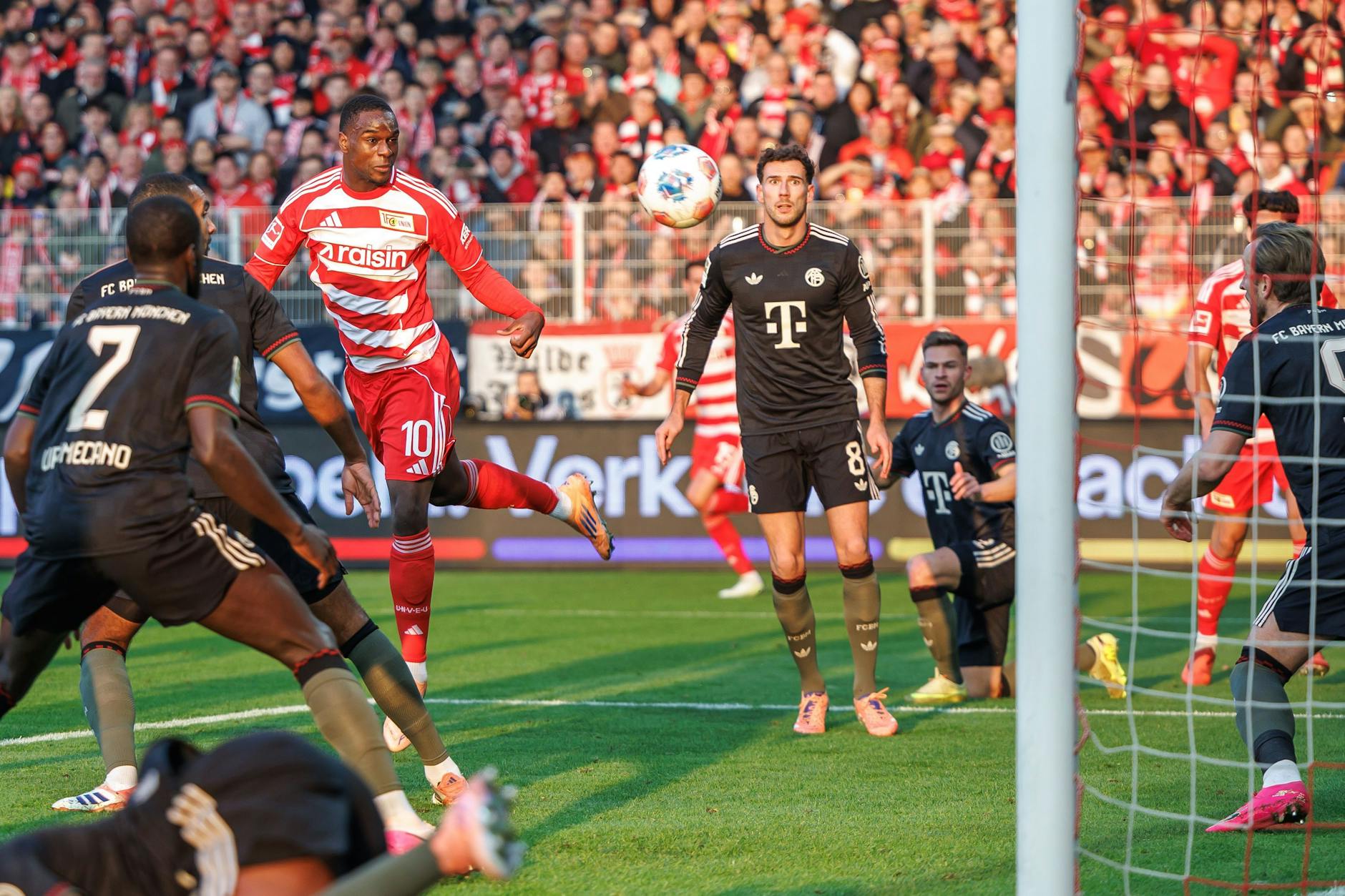 Eine Szene, die für viel Gesprächsstoff sorgte: Ilyas Ansah (3.v.l) traf für den 1. FC Union Berlin in der neunten Minute zum 1:0, doch das Tor gegen den FC Bayern München wurde wegen Abseits aberkannt.