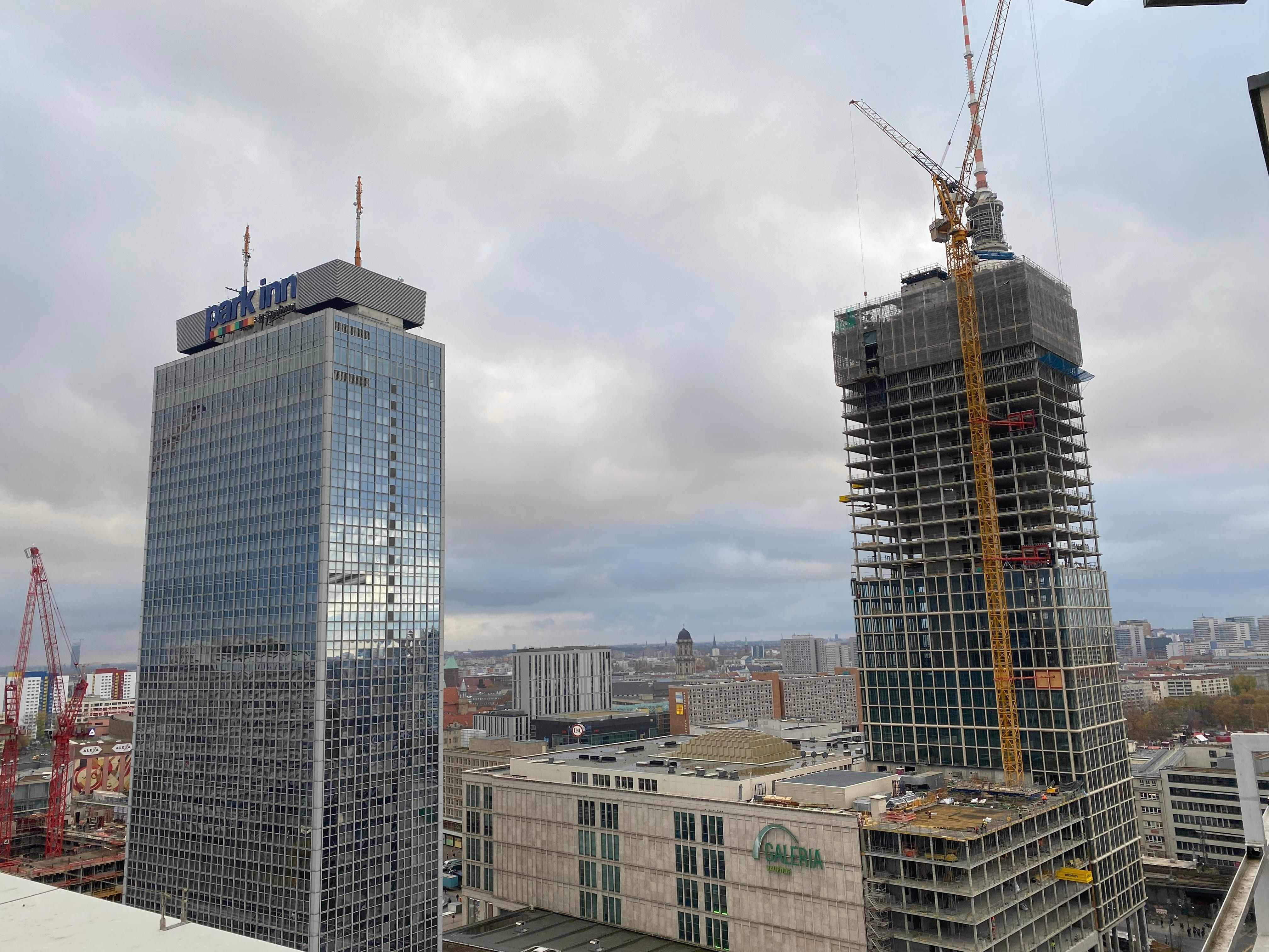 Image - Wolkenkratzer verdeckt Fernsehturm im Osten Berlins
