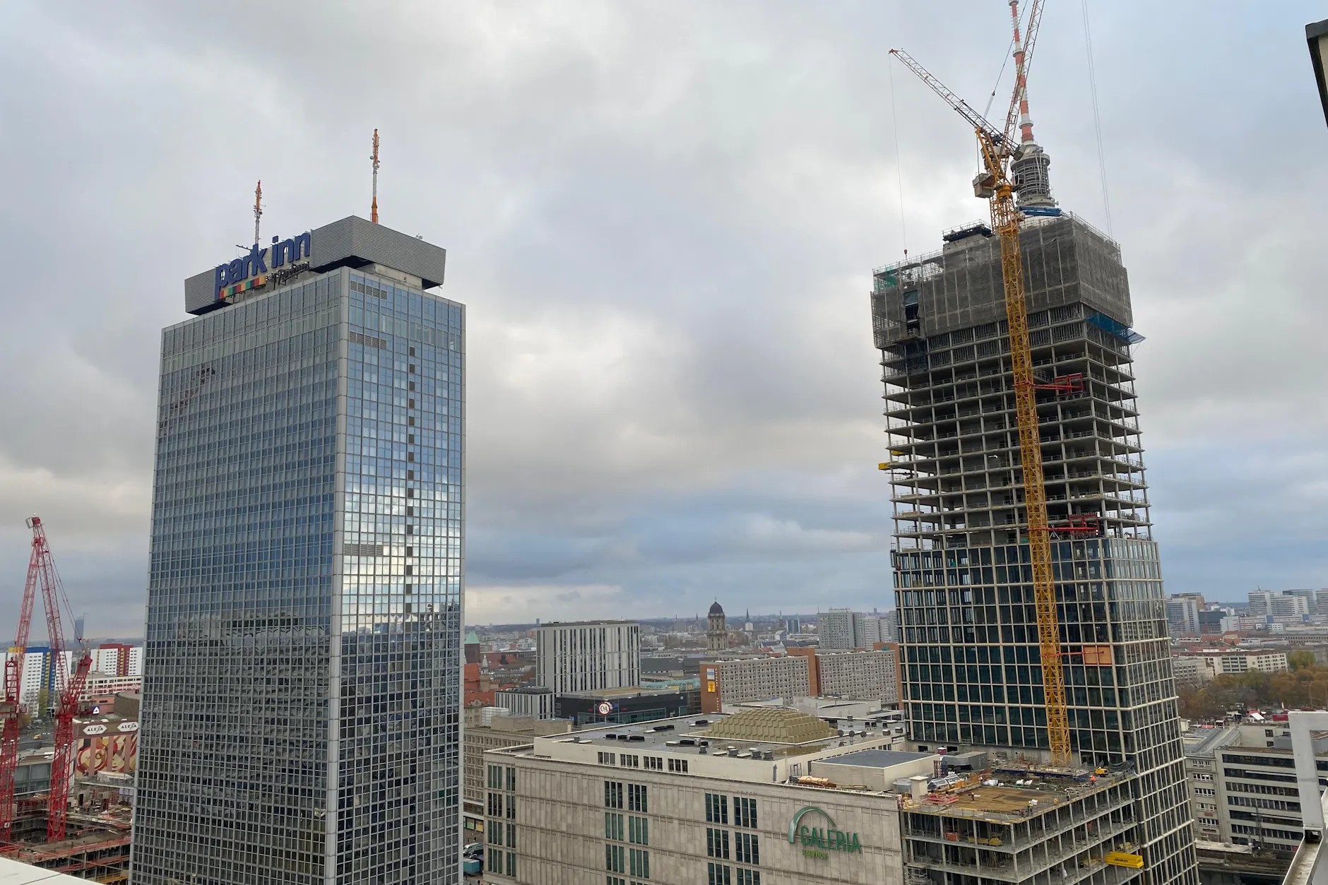 Der Wolkenkratzer am Warenhaus am Alex hat den Berliner Fernsehturm fast komplett geschluckt. Es bleibt nur noch die Spitze.