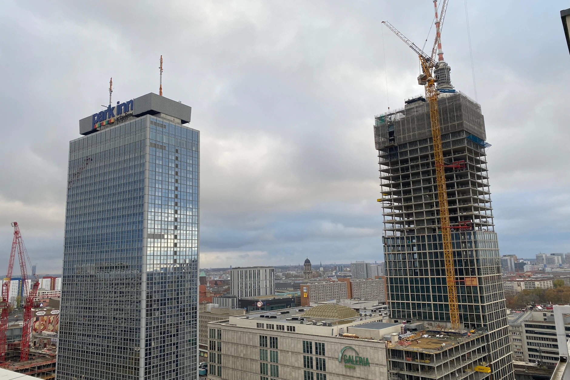 Der Wolkenkratzer am&nbsp; Warenhaus am Alex hat den Berliner Fernsehturm fast komplett geschluckt. Es bleibt nur noch die Spitze.