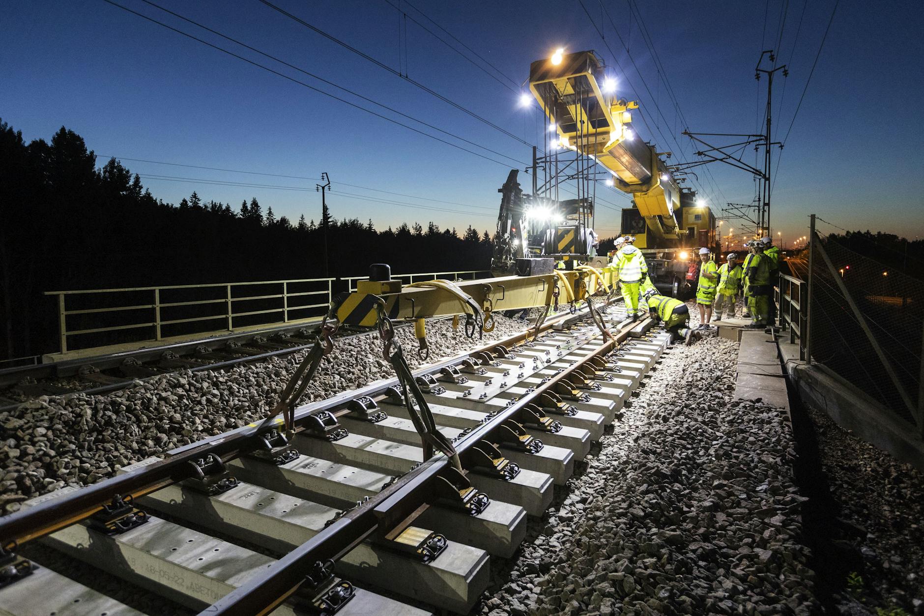 Betonschwellen und Weichensysteme werden meistens über Nacht ausgetauscht. Die Vossloh AG hat deutschlandweit einen erheblichen Anteil an diesen Arbeiten.