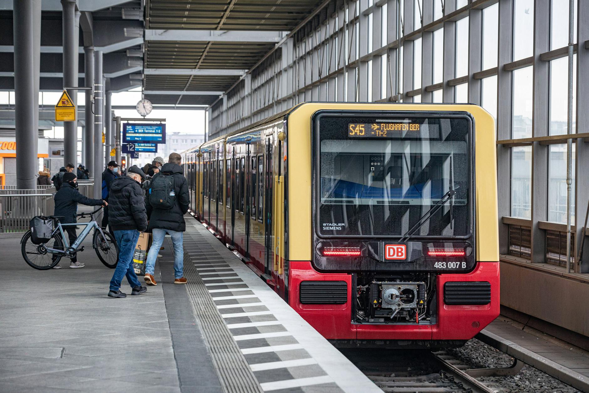 Einsteigen bitte! Eine S-Bahn der Baureihe 483/484 hält im Bahnhof Südkreuz.