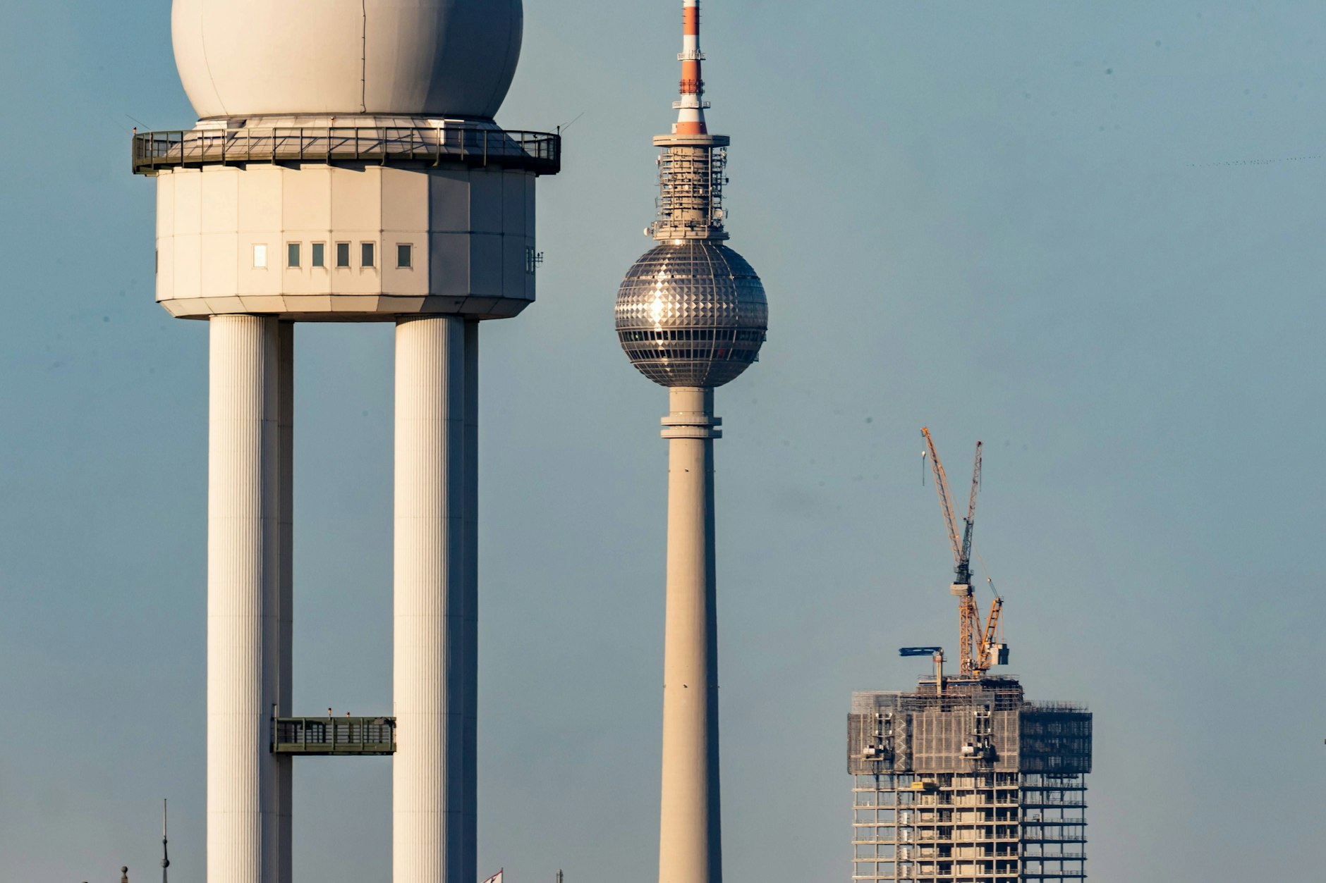 Vom ehemaligen Flughafen Tempelhof im Westen Berlins kann man wunderbar auf den Fernsehturm schauen. Der störende Wolkenkratzer wirkt hier wie ein Bauzwerg.