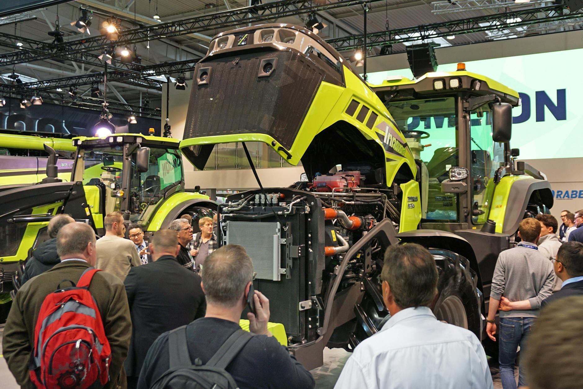 Von außen ein Traktor, von innen ein Technikwunder: ein Blick unter die Haube auf der Agritechnica 2025