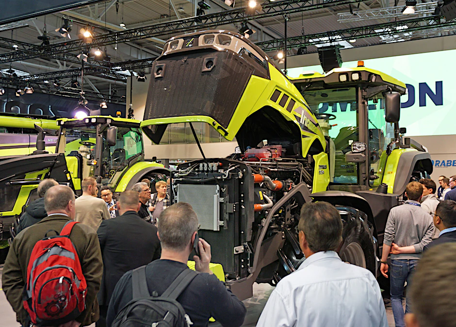 Von außen ein Traktor, von innen ein Technikwunder: ein Blick unter die Haube auf der Agritechnica 2025