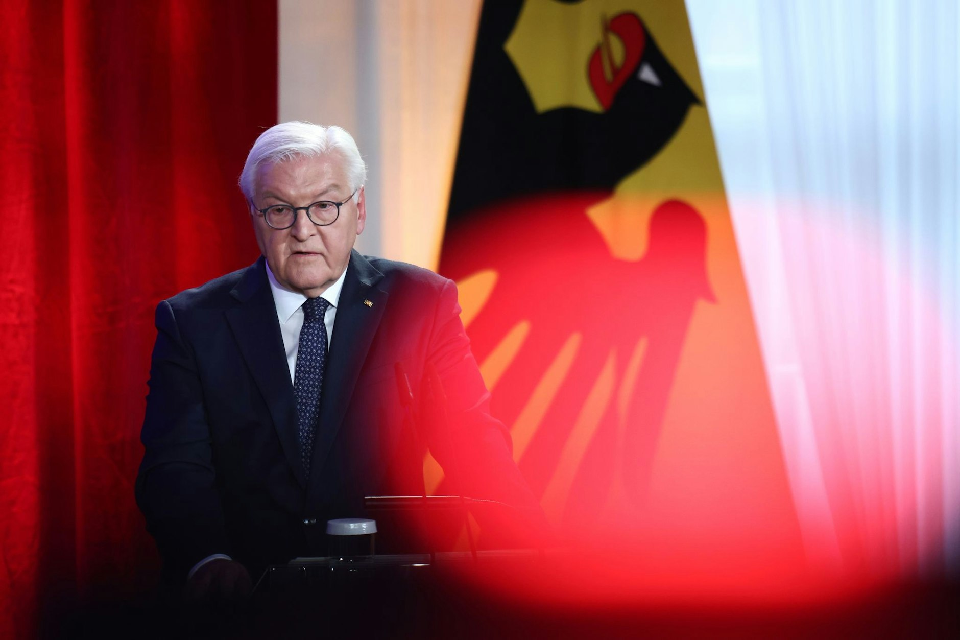 Bundespräsident Frank-Walter Steinmeier hält am Jahrestag des Mauerfalls 1989, des antijüdischen Pogroms der Nazis 1938 und der Ausrufung der Republik nach dem Ersten Weltkrieg 1918 in seiner Residenz Schloss Bellevue in Berlin, Deutschland, eine Rede über derzeitige Gefahren für die Demokratie.