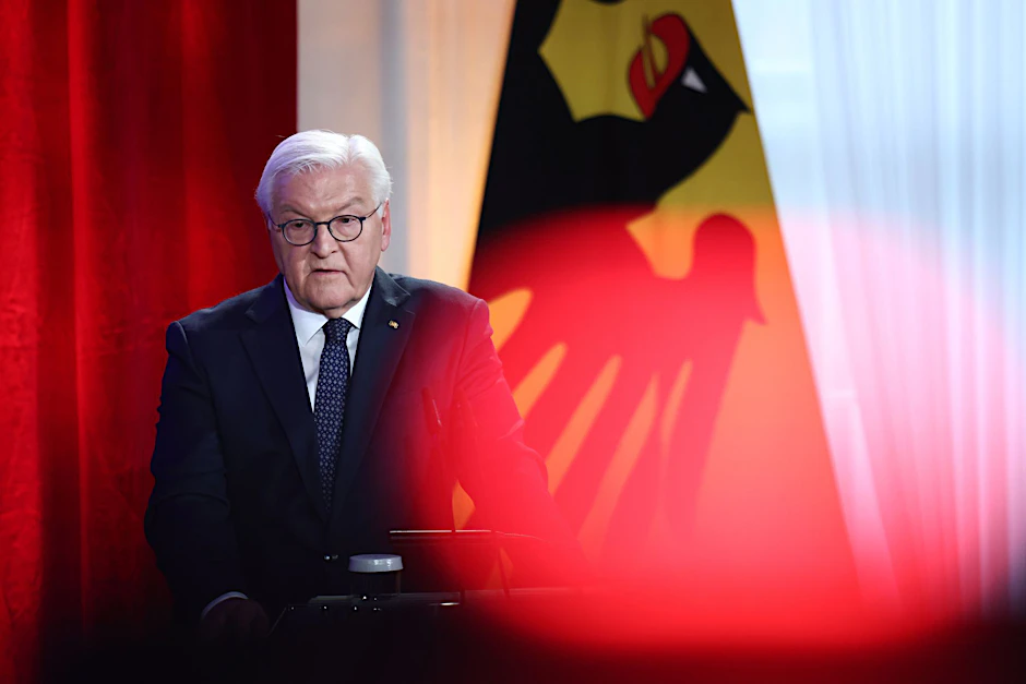 Bundespräsident Frank-Walter Steinmeier hält am Jahrestag des Mauerfalls 1989, des antijüdischen Pogroms der Nazis 1938 und der Ausrufung der Republik nach dem Ersten Weltkrieg 1918 in seiner Residenz Schloss Bellevue in Berlin, Deutschland, eine Rede über derzeitige Gefahren für die Demokratie.