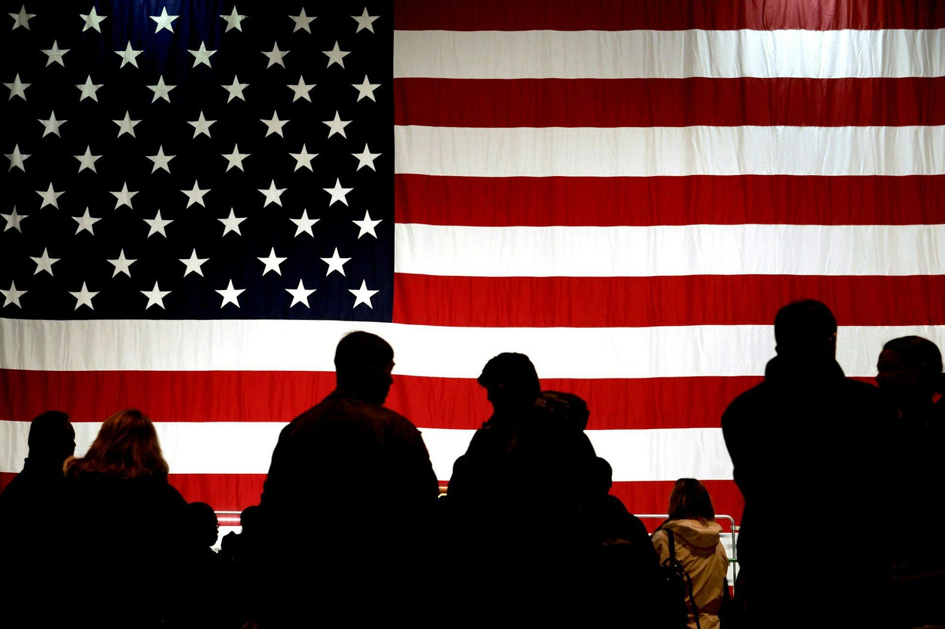 Menschen stehen am 22.05.2005 auf der Airbase in Ramstein (Rheinland-Pfalz) vor der amerikanischen Flagge.