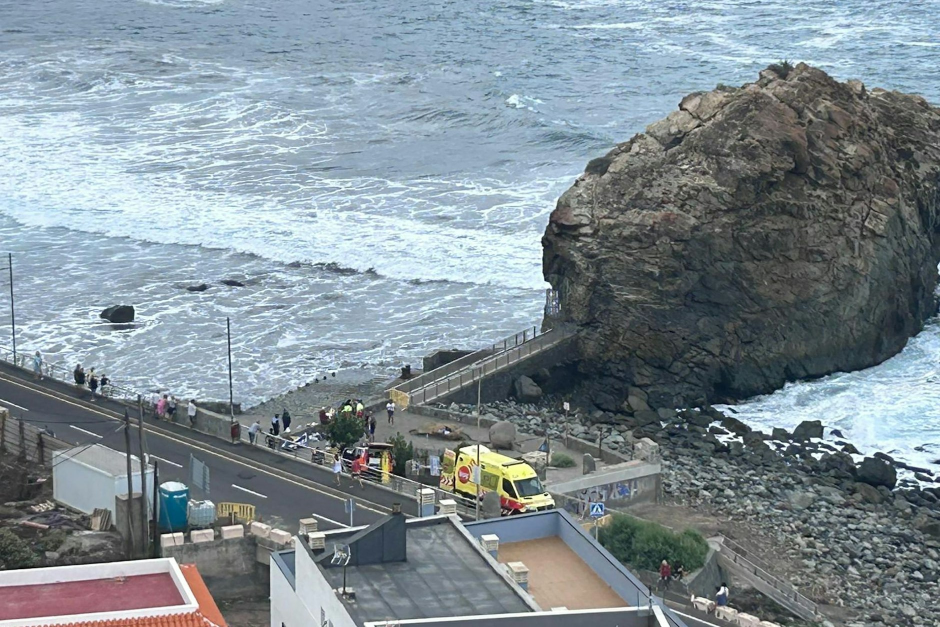 Einsatzkräfte stehen beim Strand von Roque de Las Bodegas. 