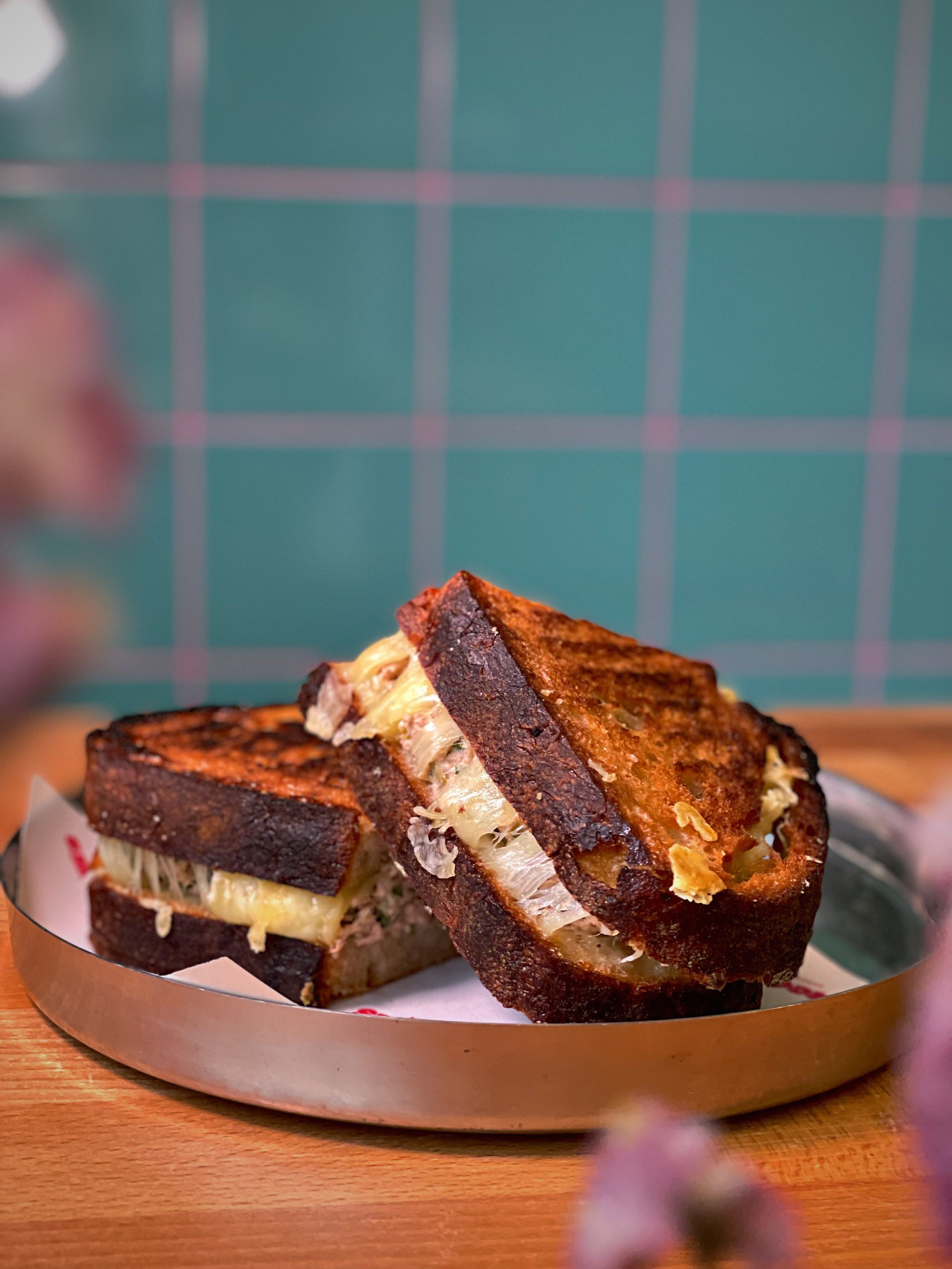 „Smooches“ in Kreuzberg feiert Jubiläum: Diese Sandwiches wollen wir zum Geburtstag knutschen