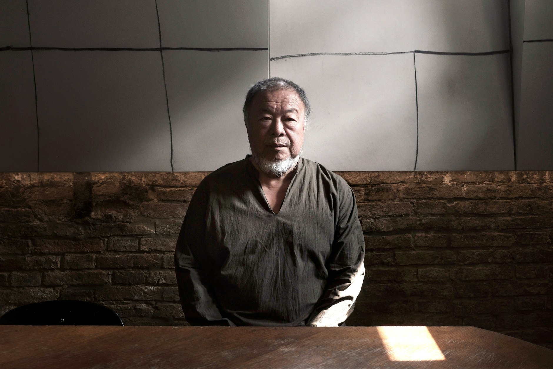 Ai Weiwei bei einem Interviewshooting der Berliner Zeitung in Kiew