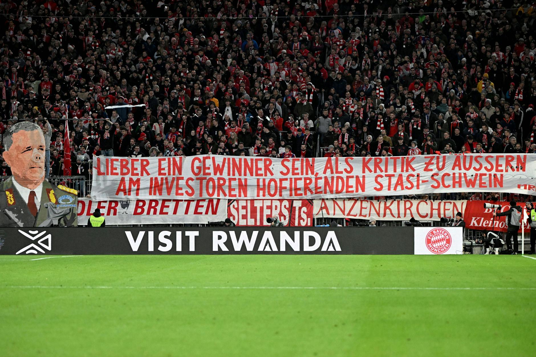 Bayern-Fans verunglimpften Union-Präsident Dirk Zingler im Januar 2024 beim Spiel in München wegen seiner Stasi-Vergangenheit und Äußerungen zu Investoren in der Bundesliga.