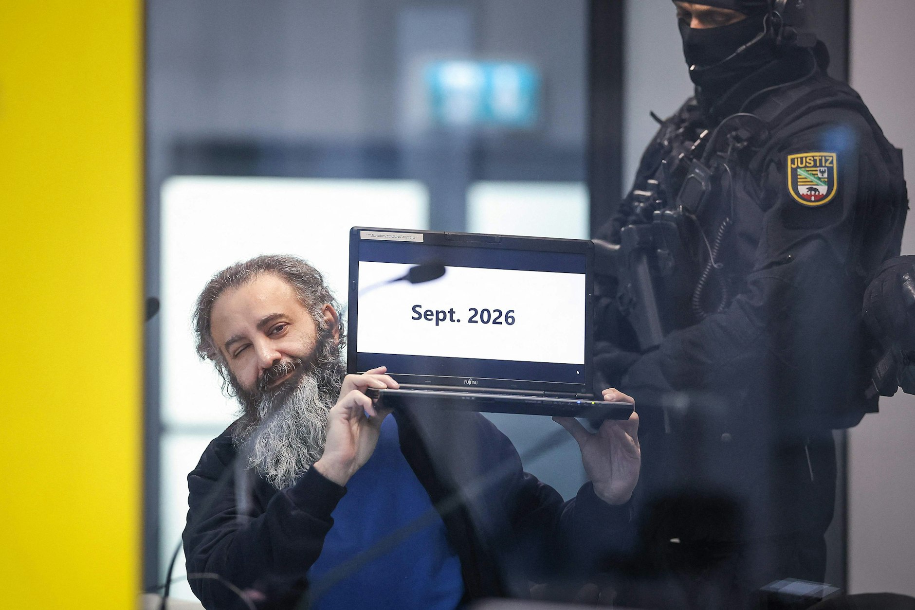 Der Angeklagte Taleb A. hielt im Prozess mehrfach sein Laptop hoch, auf dem „September 2026“ stand. Soll eine Hinweis auf die Landtagswahl in Sachsen-Anhalt sein.