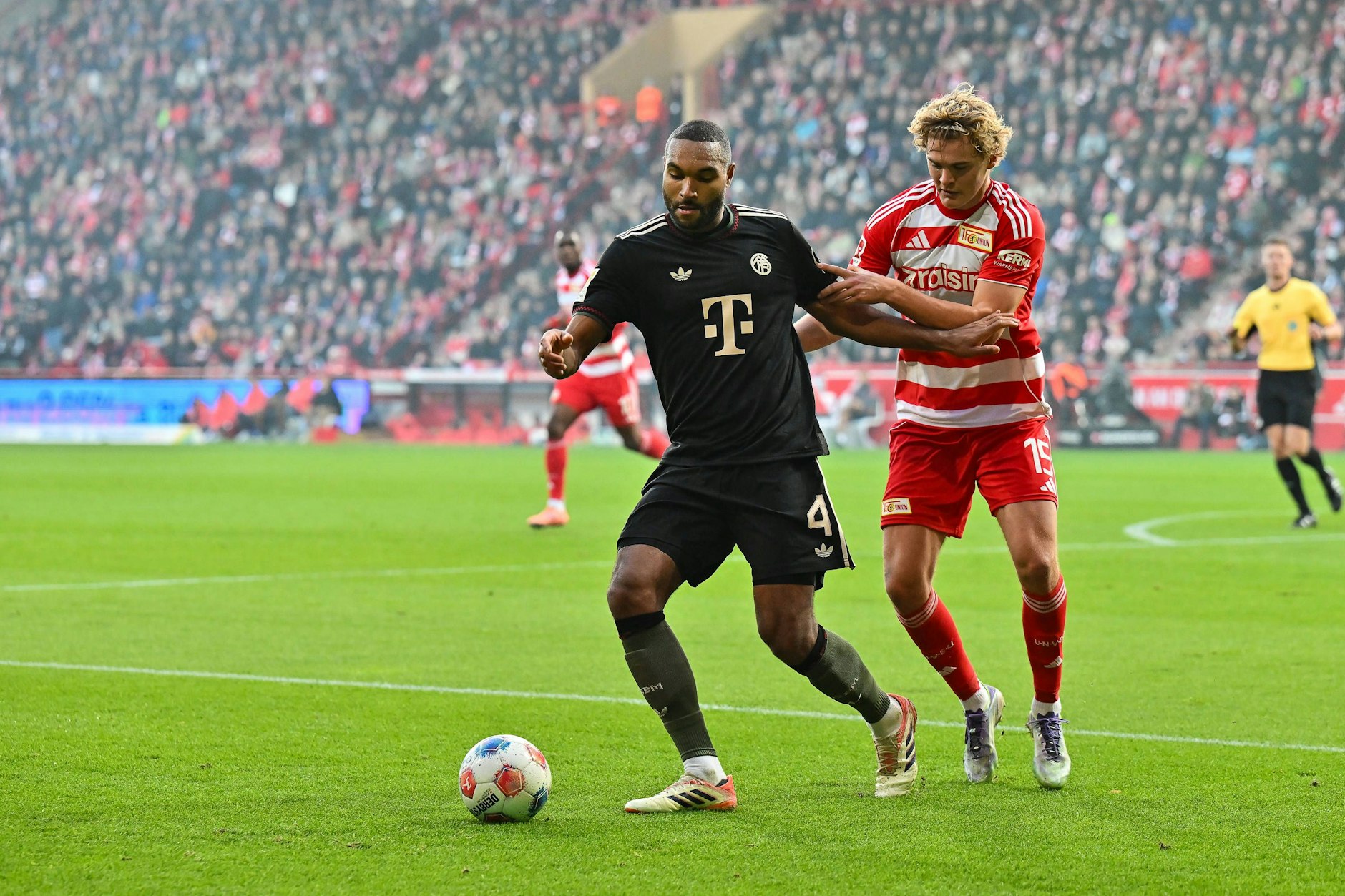 Nationalspieler  Jonathan Tah vom FC Bayern, hier im Duell mit Unions Tom Rothe, ließ sich von den Pfiffen in Köpenick nicht beeindrucken.