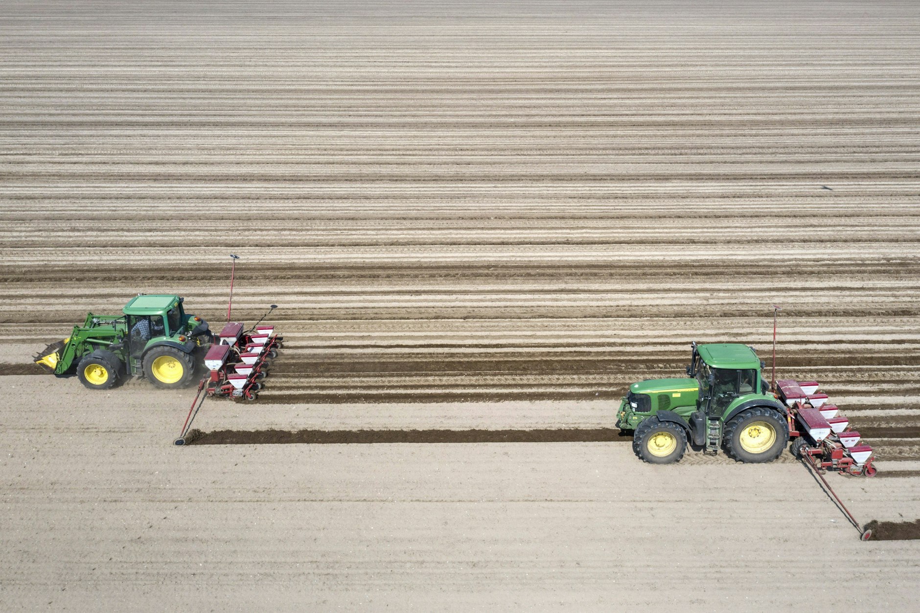 Immer mehr Bauern warnen vor einem „Ausverkauf“ deutscher Agrarflächen.