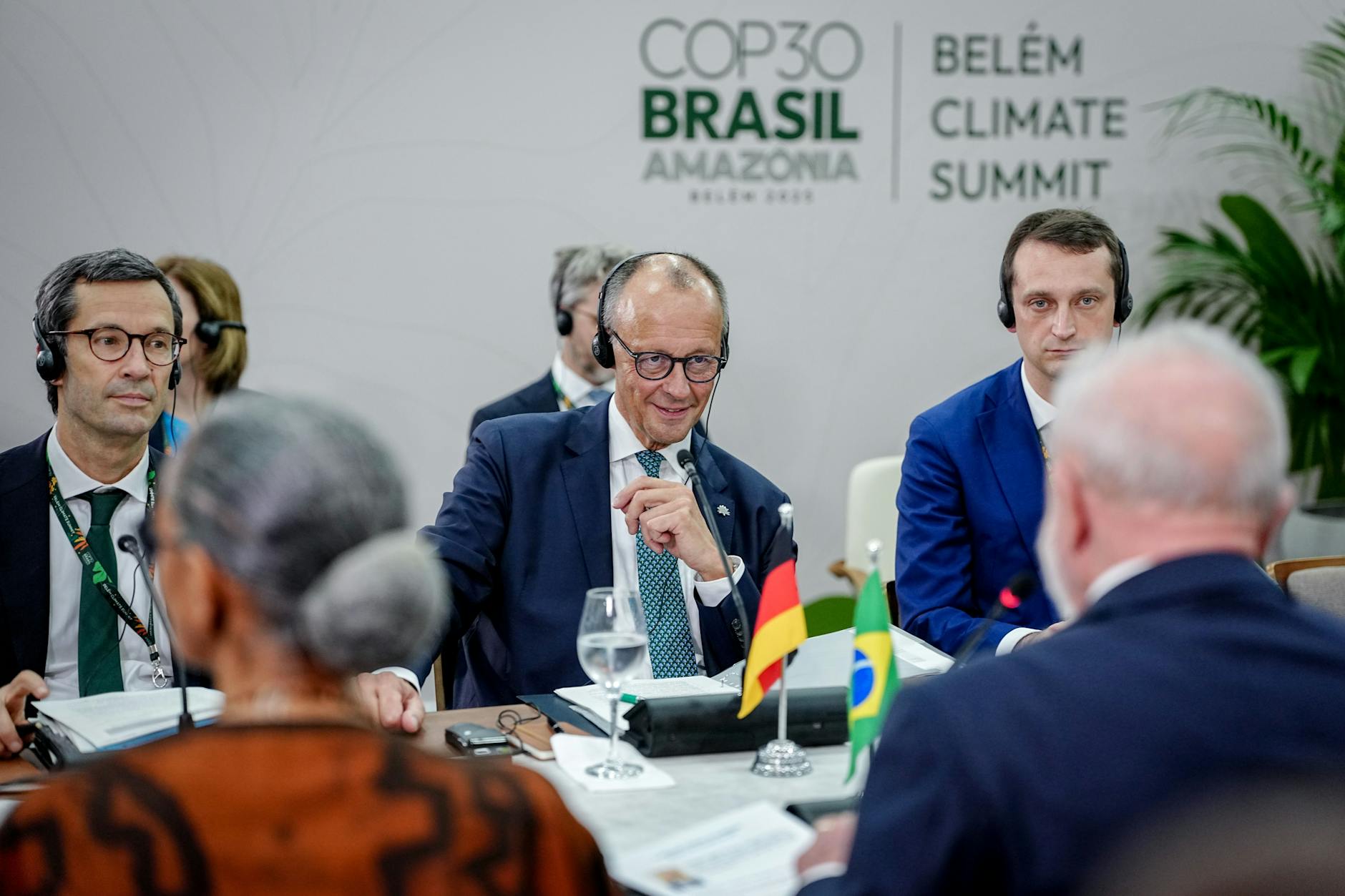 Bundeskanzler Friedrich Merz (CDU, M.) bei der Weltklimakonferenz COP30 in Brasilien