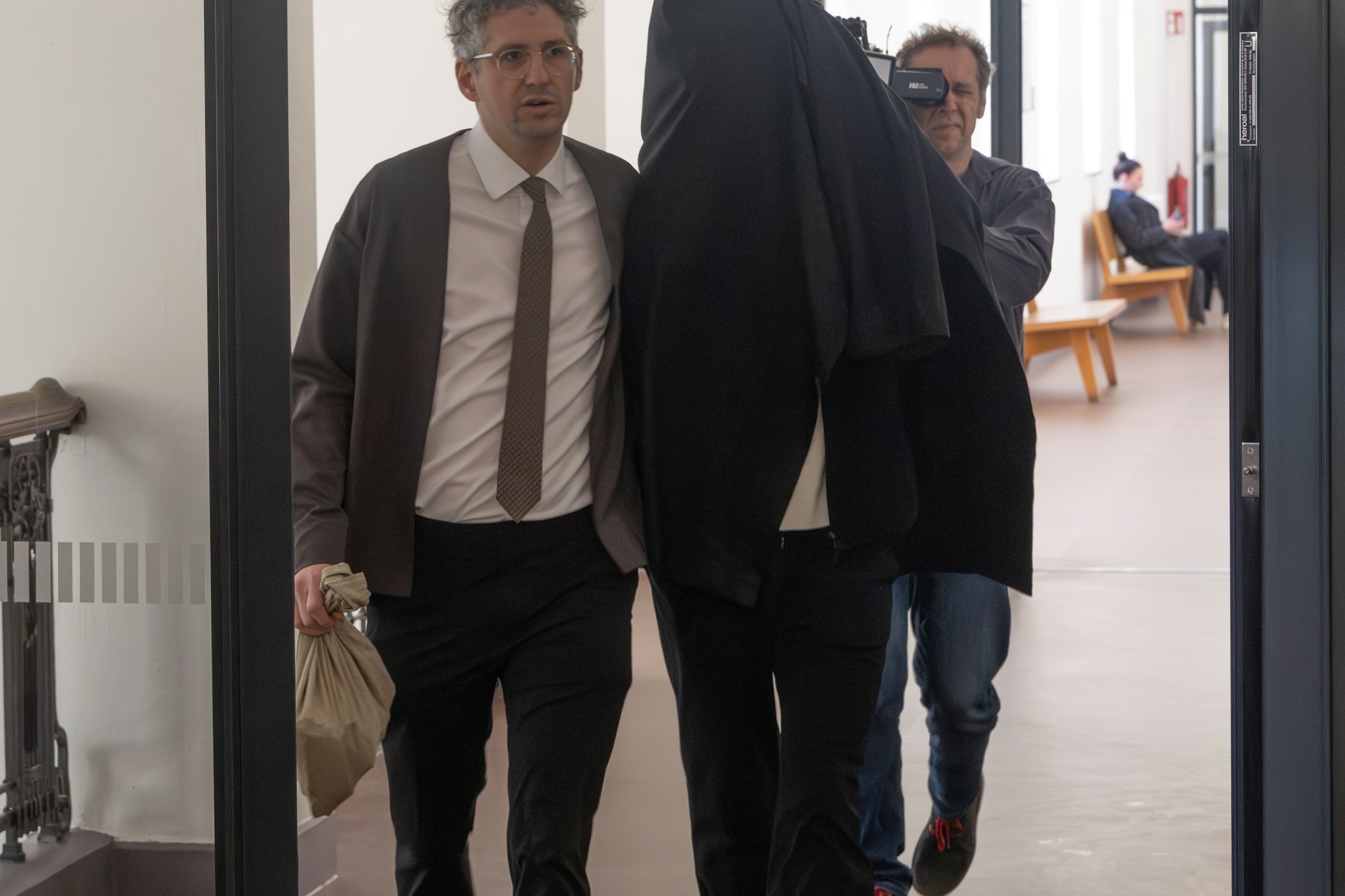 Der Serienvergewaltiger Marvin S. mit seinem Anwalt beim Prozess.