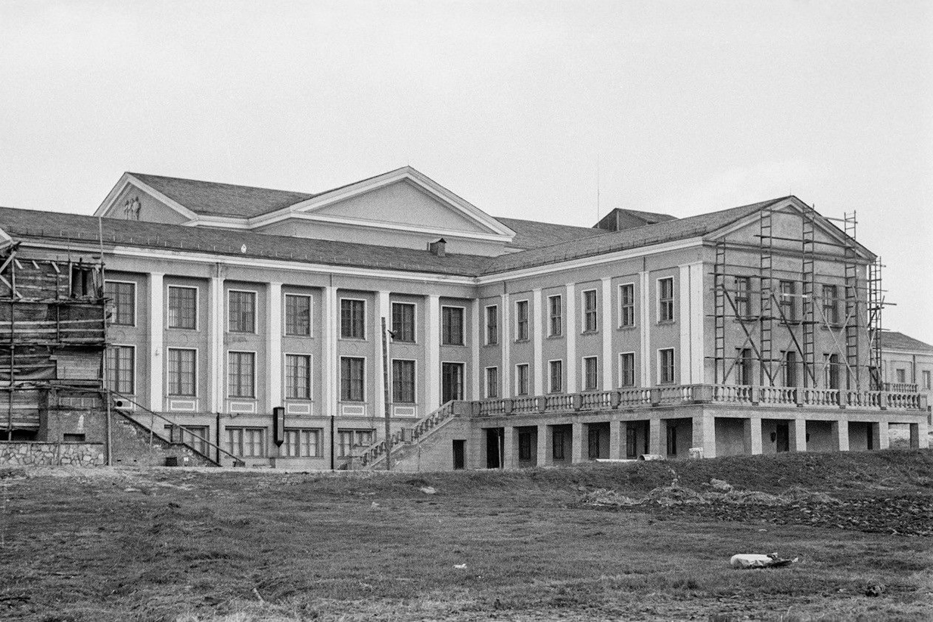 Der Kulturpalast Unterwellenborn: 1955 wird der Bau fertig. Auf dem Foto sieht man noch Arbeiten an den Fassaden.