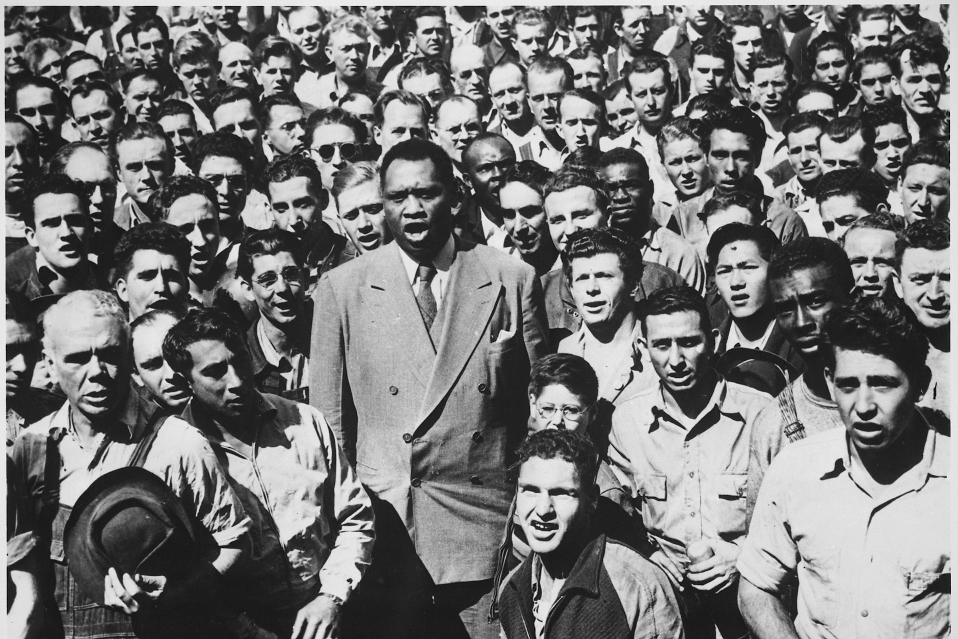 Paul Robeson führt im September 1942 die Arbeiter der Moore Shipyard beim Singen der amerikanischen Nationalhymne an.