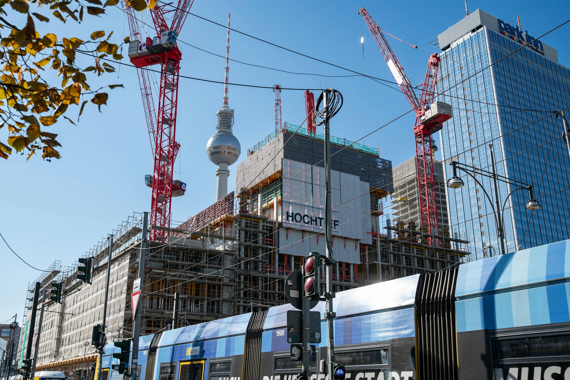 Auch der Bau des Covivio-Hochhauses auf dem Alexanderplatz lässt aus östlicher Sicht den Fernsehturm verschwinden.