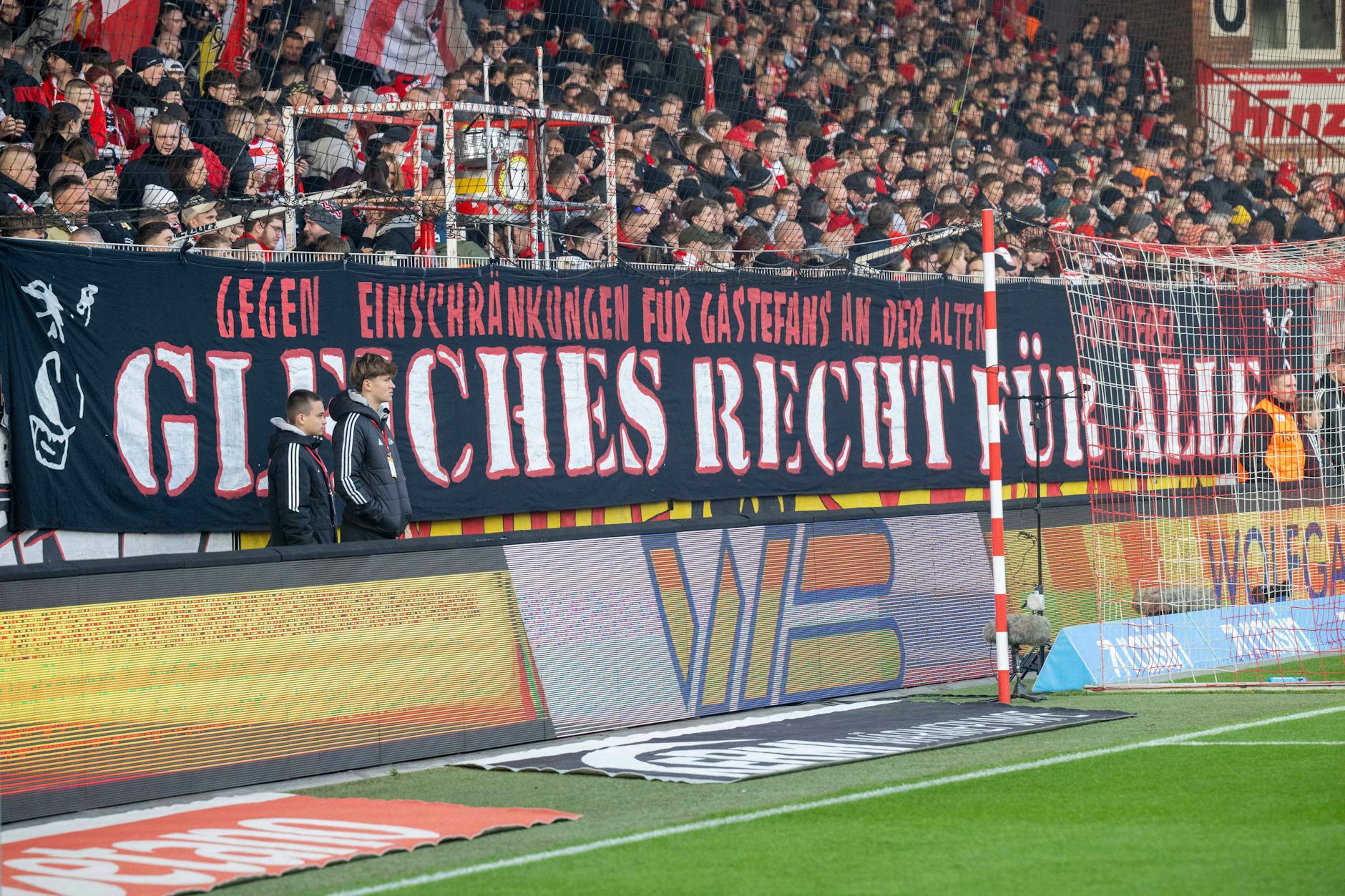 „Gleiches Recht für alle“: Die Fans des 1. FC Union protestieren beim Spiel gegen den FC Bayern gegen Einschränkungen für Gästefans im Stadion An der Alten Försterei.