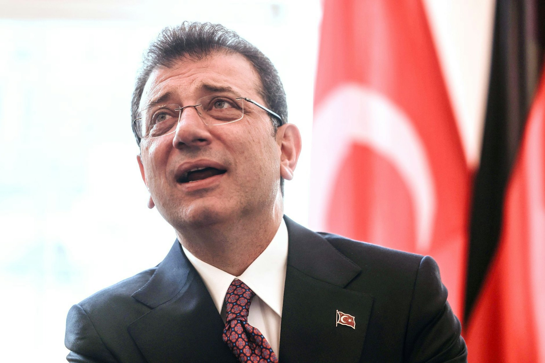 Ekrem Imamoglu, ehemaliger Oberbürgermeister von Istanbul, steht im Juli 2024 bei einem Empfang im Rathaus vor einer türkischen Fahne. 