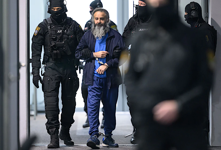 Der Angeklagte Taleb al-Abdulmohsen wird in den Saal des temporären Gerichtsgebäudes des Landgerichts Magdeburg geführt. Die Generalstaatsanwaltschaft wirft dem Mann aus Saudi-Arabien versuchten Mord in 338 Fällen vor.