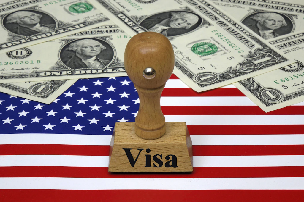 Die Hürden für ein Visum in den USA werden immer höher. Manchmal liegt es auch am Geld, ob man es bekommt.