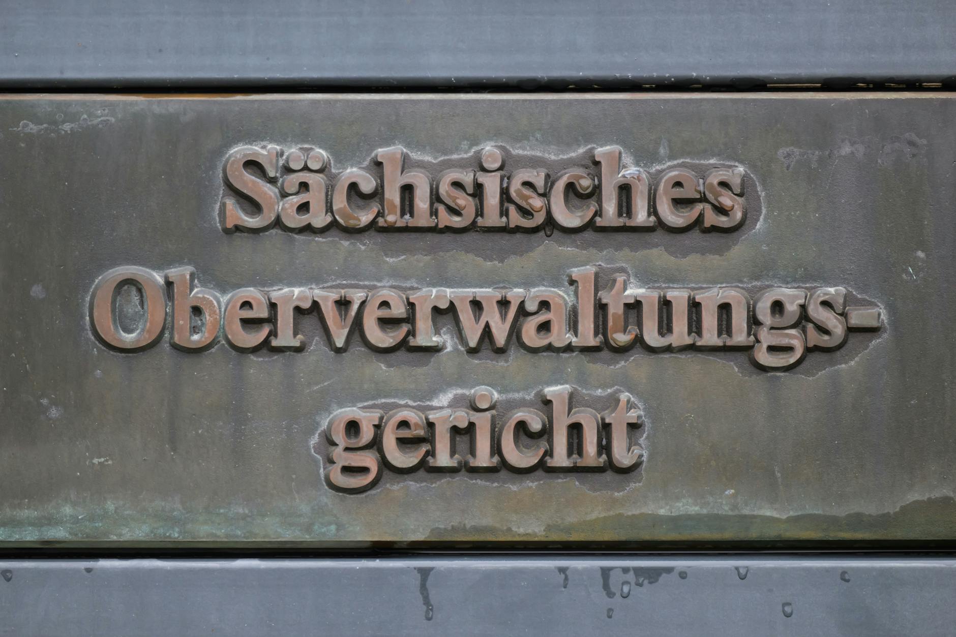 Ein Schild „Sächsisches Oberverwaltungsgericht“ steht vor dem Gebäude auf dem Gelände der Ortenburg.