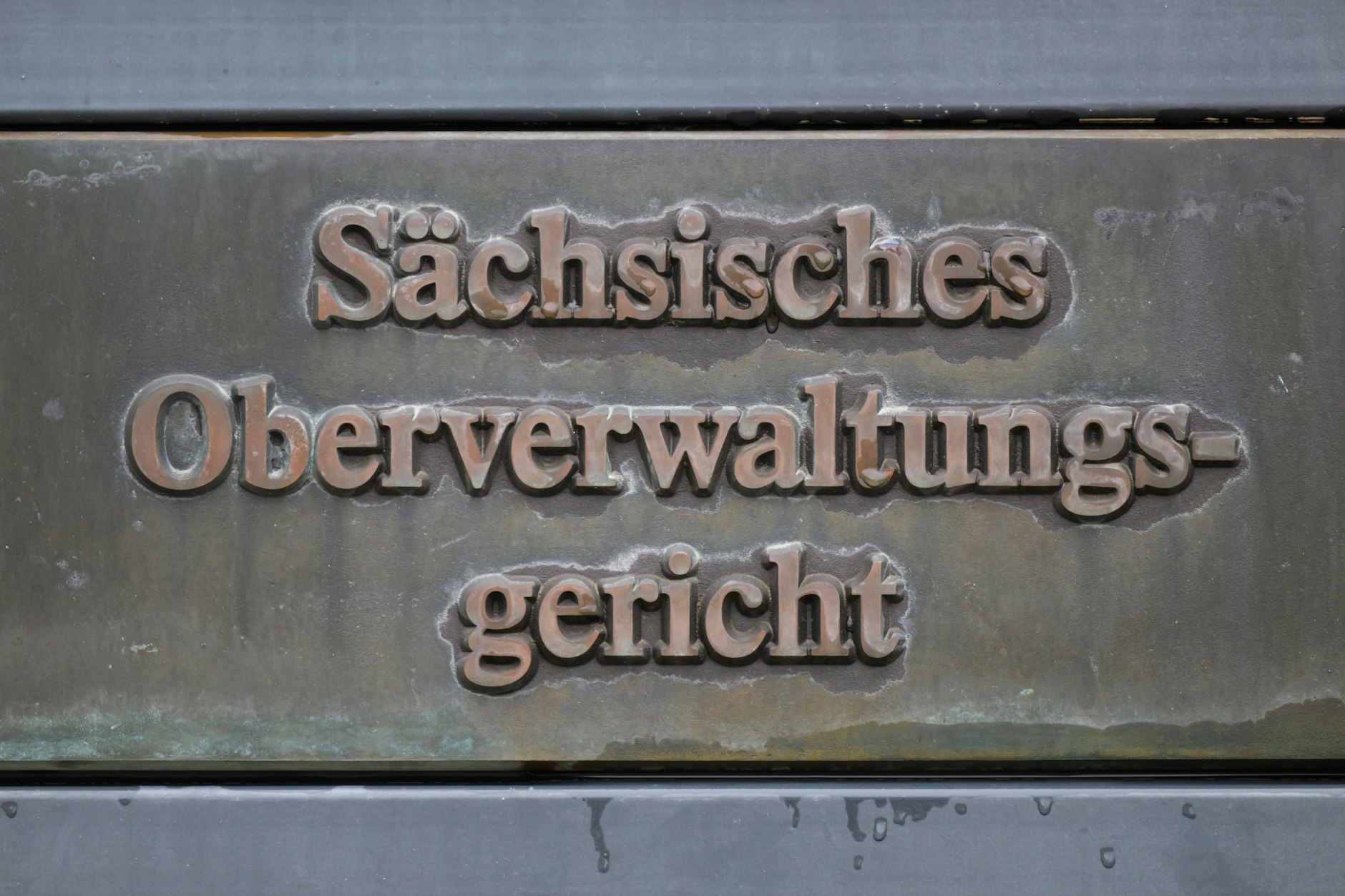 Ein Schild „Sächsisches Oberverwaltungsgericht“ steht vor dem Gebäude auf dem Gelände der Ortenburg.