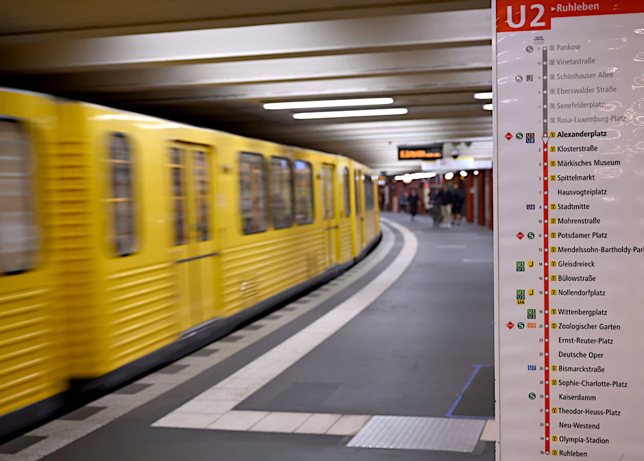 Auf der Linie U2 sind täglich Tausende Berliner und Gäste&nbsp; unterwegs. Eine Tafel am U-Bahnhof Alexanderplatz zeigt den vollständigen Verlauf der U-Bahnlinie zwischen Pankow und Ruhleben.