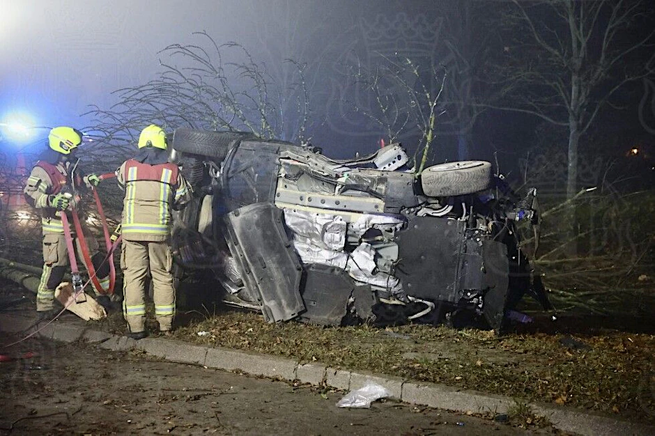 Horror-Unfall in Berlin-Biesdorf. Auf dem Blumberger Damm ist die Berliner Feuerwehr in der Nacht mit 28 Einsatzkräften vor Ort. Für einen Mann kommt jede Hilfe zu spät.